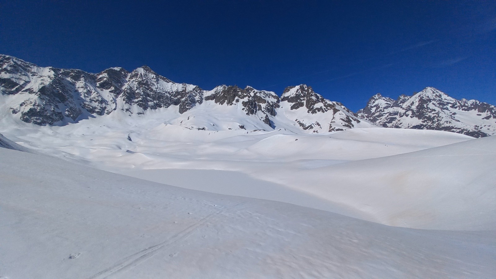  Au loin Pic de neige cordier, Pic d’Arsine, Pic du Dragon… devant le lac glacier d’Arsine