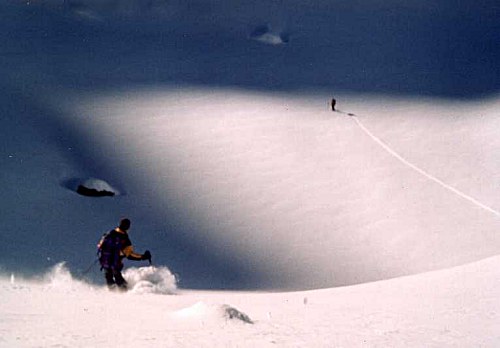Randonnée d'hiver : Qu'il soit immobile ou en mouvement, le skieur qui se trouve dans le cirque du lac Blanc en hiver en apprécie l'immensité et le tranquilité