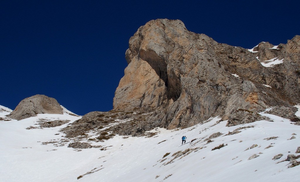 Sous les rochers des Gorgeons