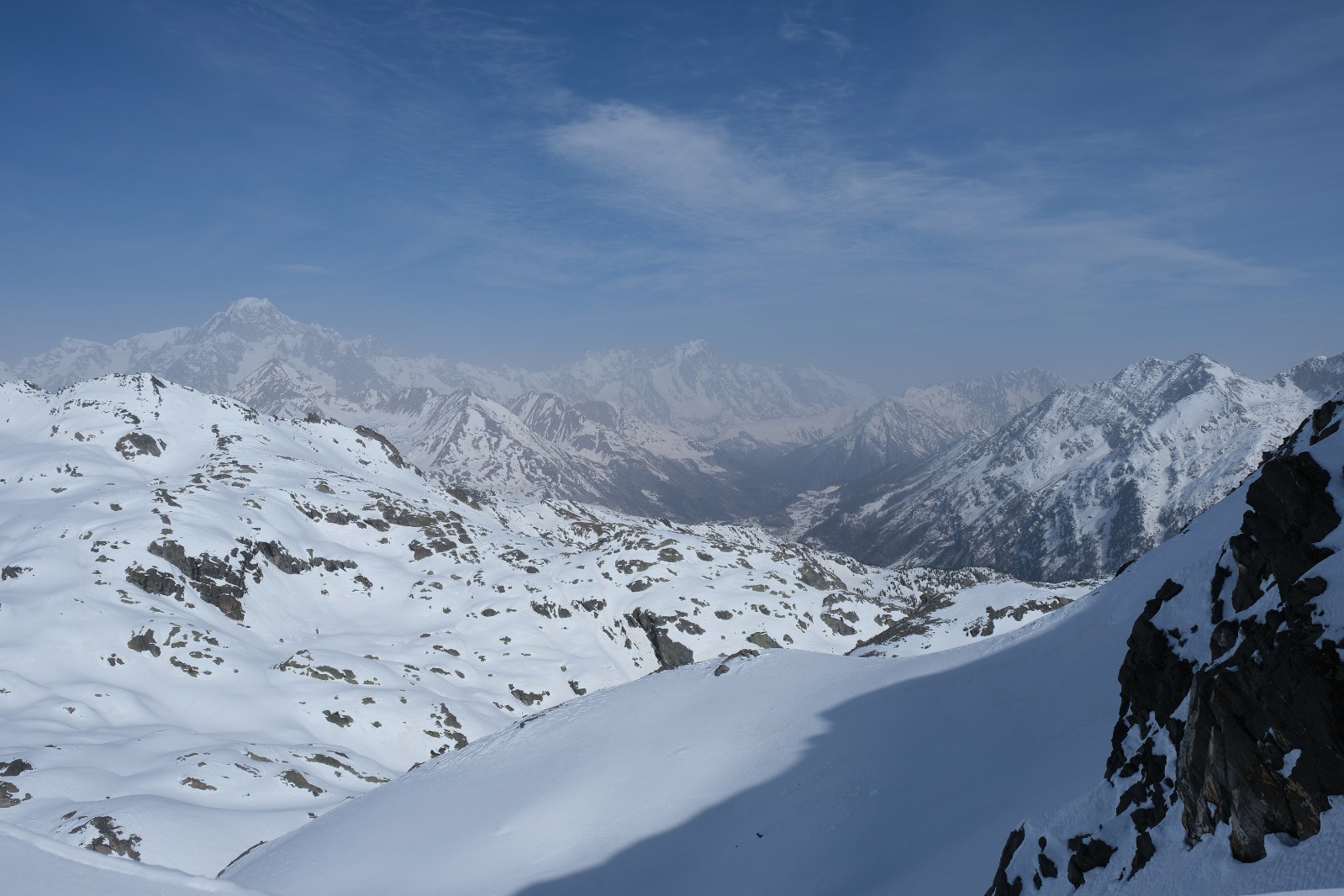 Le versant Nord où l'on devine le massif du Mont Blanc.