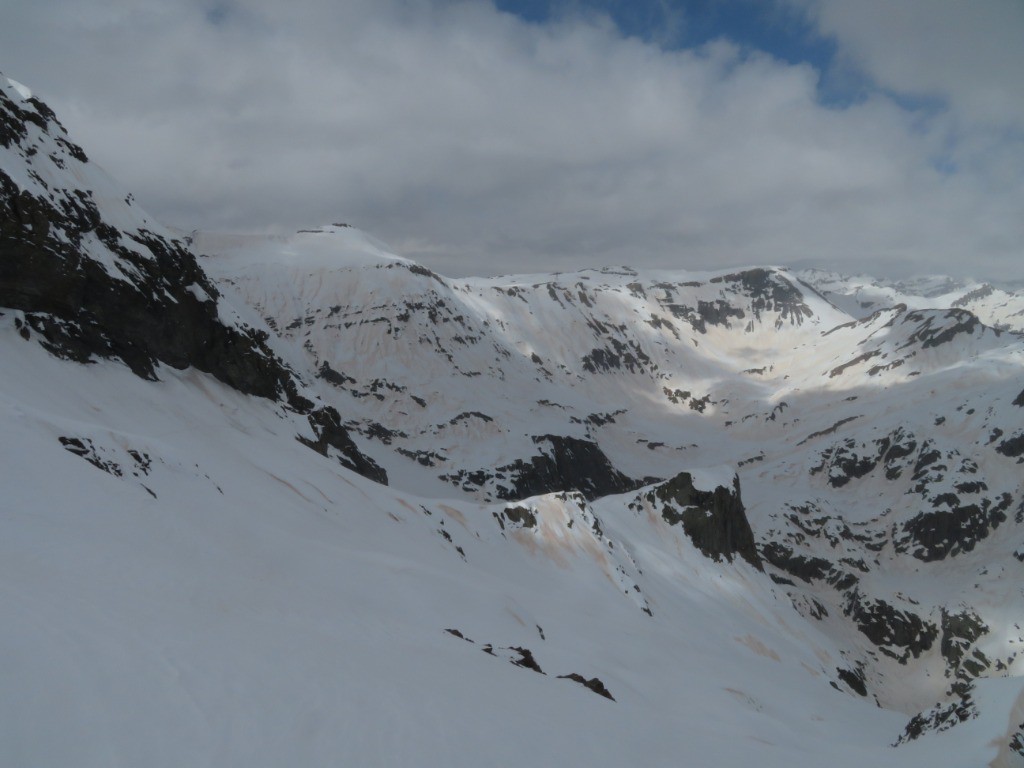 Bascule sur le glacier de Tré les Eaux. Bonne neige. Cheval Blanc à droite, déjà bien dégarni.