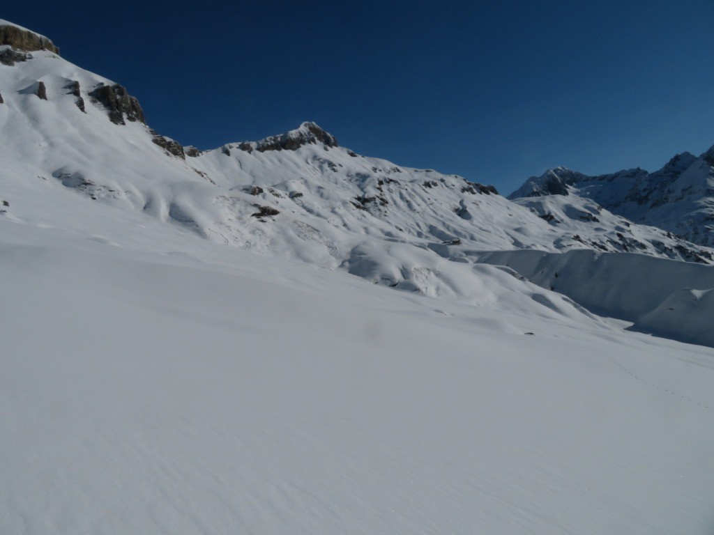 Tête de Moëde au centre. 5/10 cm de neige fraîche récente. On descend dans le creux à droite.