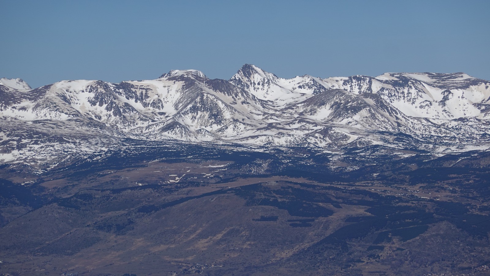 Panorama au téléobjectif sur le plus haut sommet des Pyrénées catalanes : le Carlit