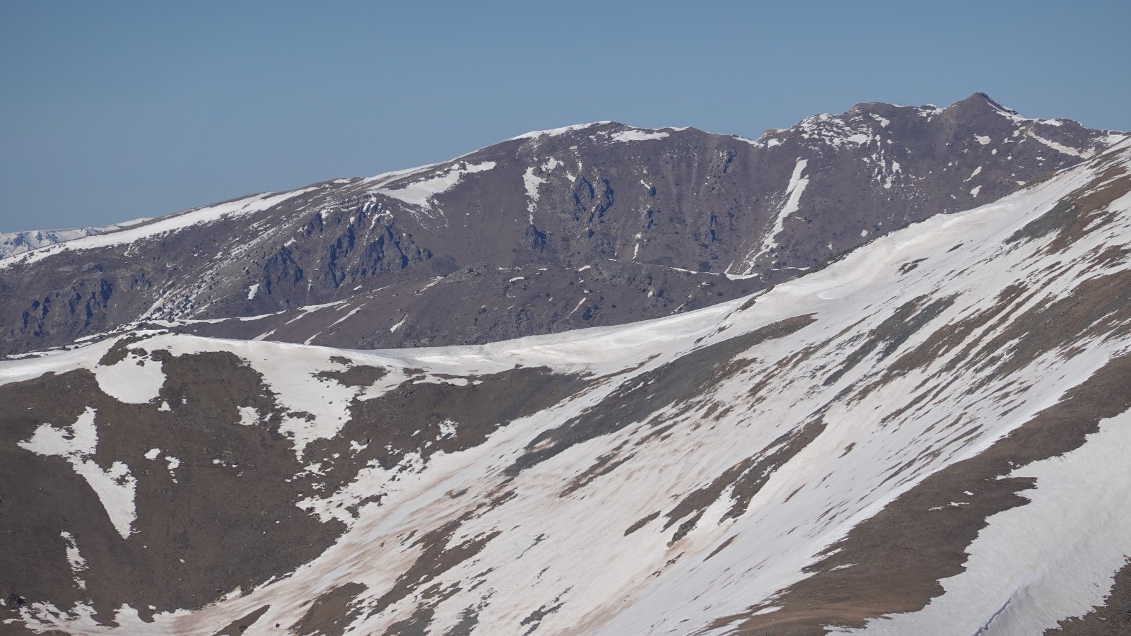 Panorama au téléobjectif du Cambre d'Aze totalement déneigé en versant Sud