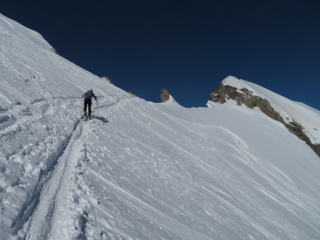 Arrivée à la selle neigeuse du Grand Pic de la Lauzière, où piolet et crampons prennent le relais pour atteindre le sommet.