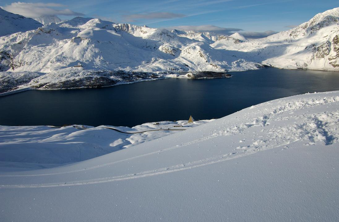 Départ du Lac du Mont-Cenis : Petit matin froid pendant toute la montée... on est pas au soleil avant le glacier!