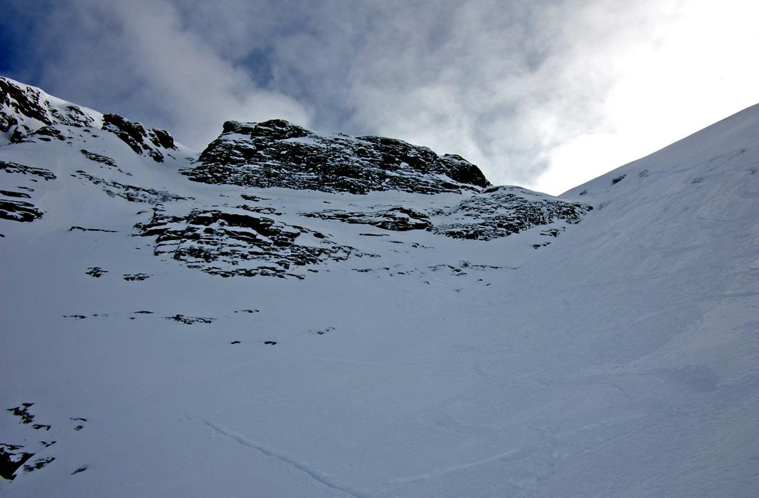 Passage du verrou : On met les skis sur le sac. Piolet / crampons, à la jointure du glacier et du rocher. Ca brasse merveilleusement.