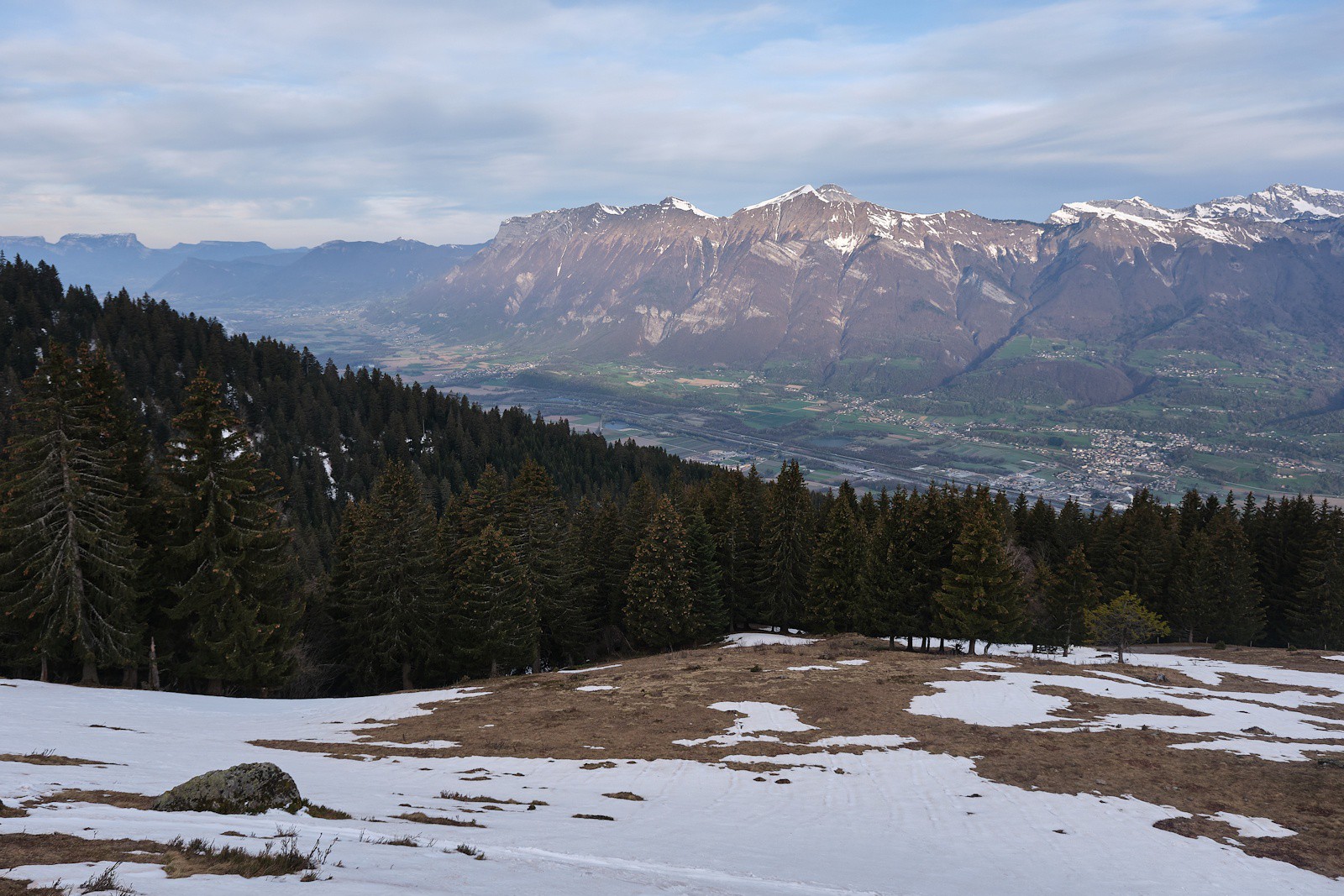 alpages de l'Ebaudiaz, avec une vue dégagée sur les Bauges et la Combe de Savoie.