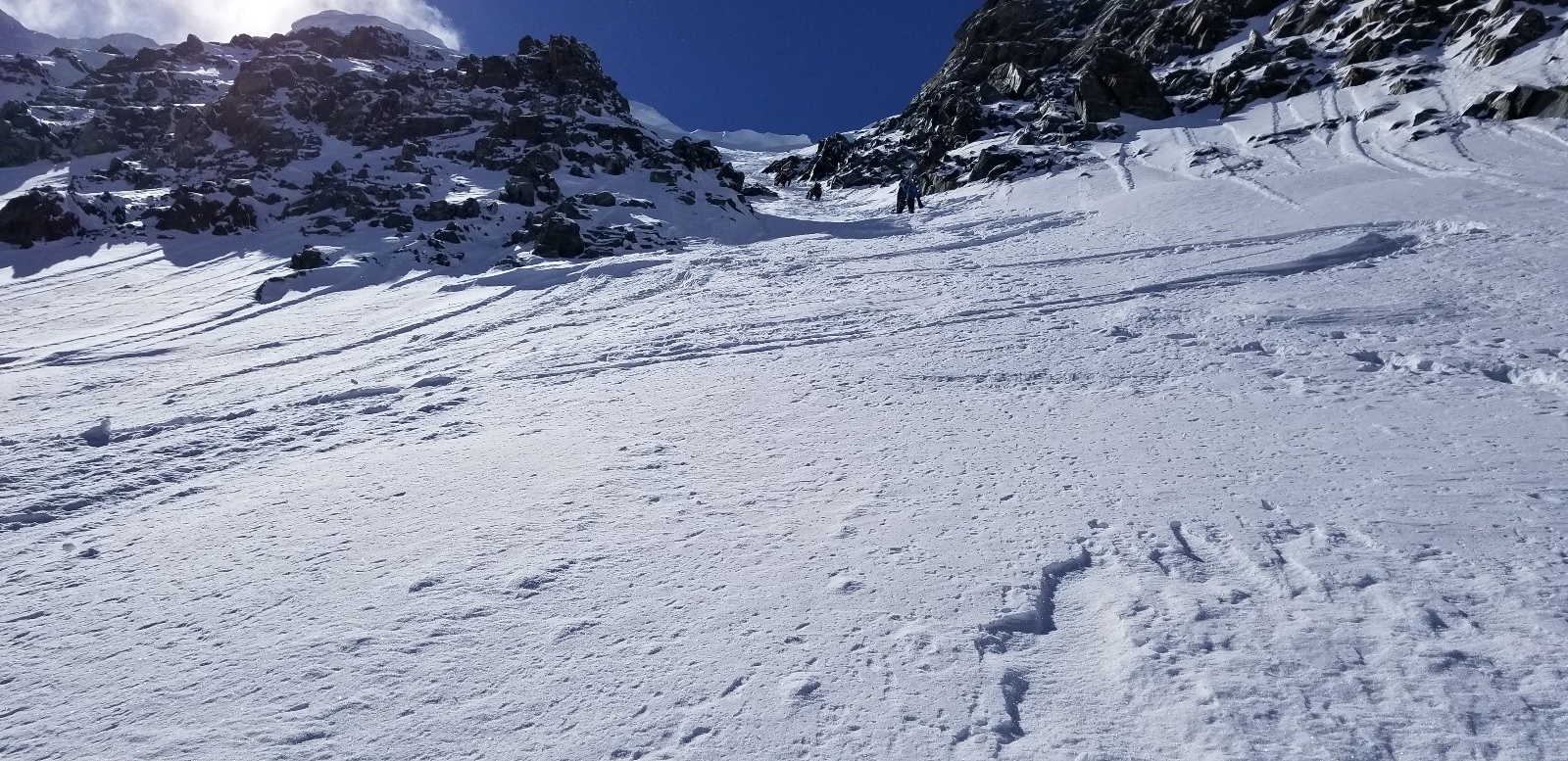 Descente à pied ou à skis (assuré à la corde) pour les premiers mètres