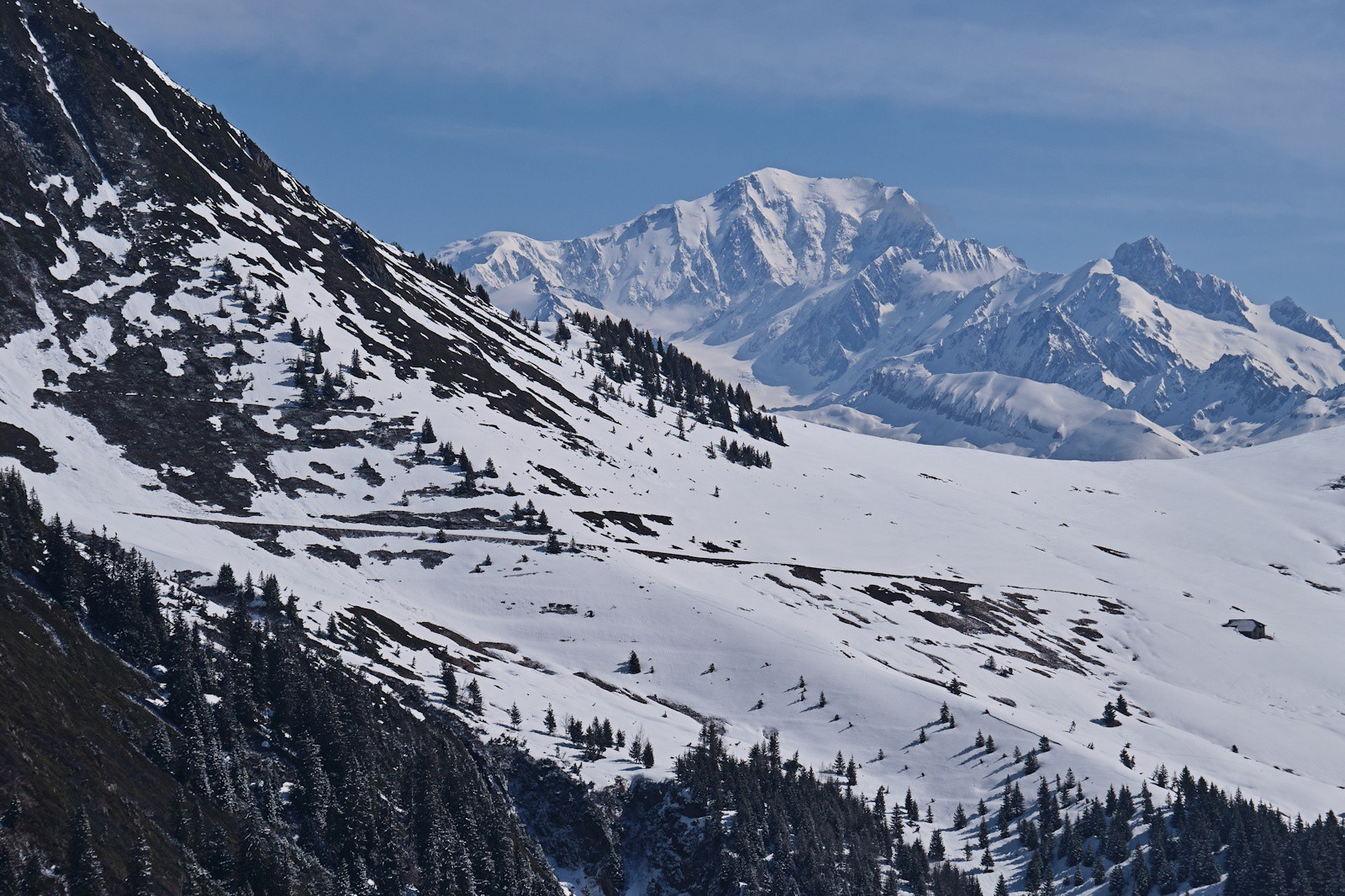 Le Mont Blanc derrière l'échancrure du col de La Bathie.