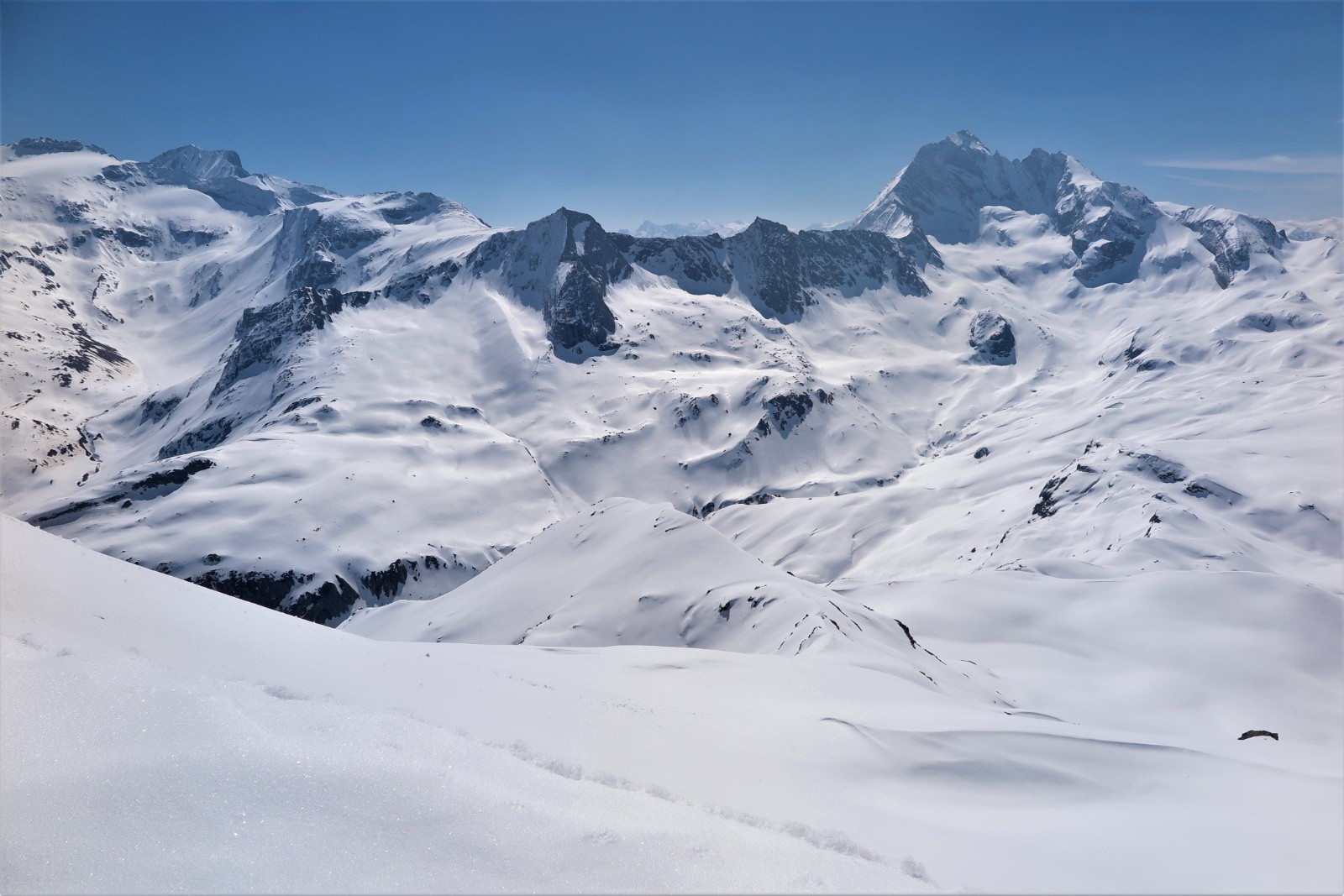 Glaciers des la Vanoise, dent Parrachée, pointe de l'Observatoire, cimes des Planettes, pointe de l'Echelle et vallon de Chavière.