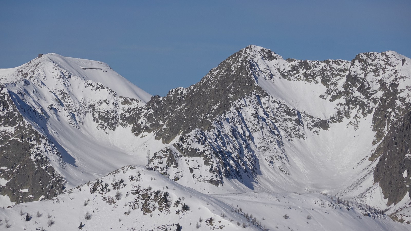 Panorama au téléobjectif sur le Mont St-Sauveur et la Tête de Pignals