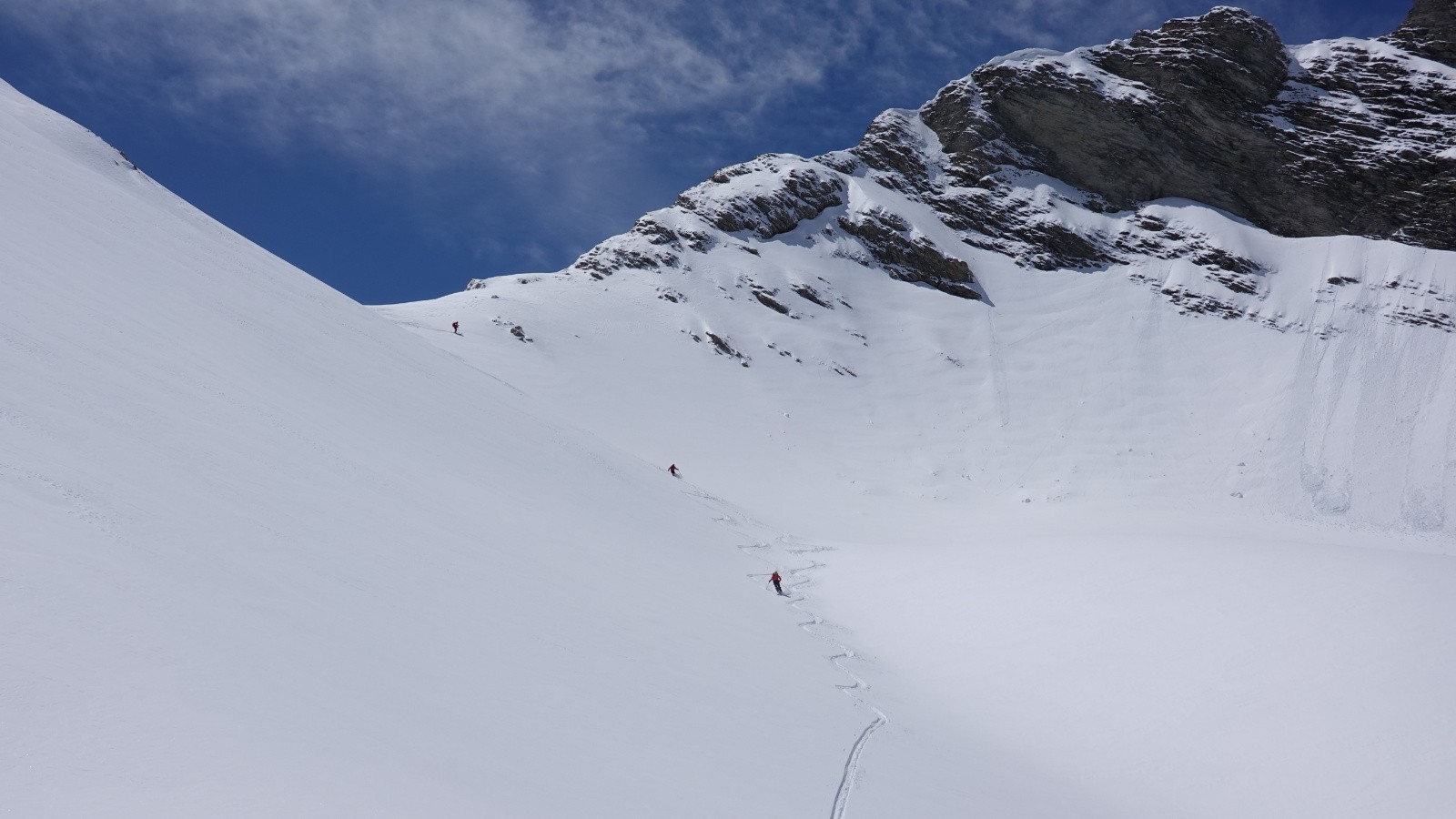 Bonne neige dans la descente Nord du Col de la Petite Cavale