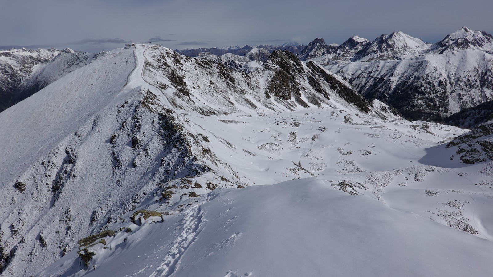La Cime de Sistron et le parcours sur l'arête entre cailloux et petites accumulations de neige