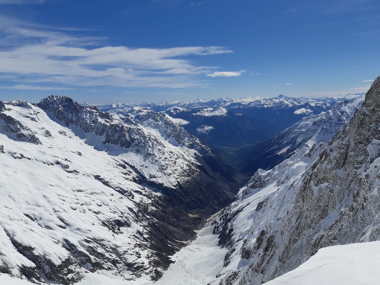 Vallée de l'Onde avec immenses avalanches en bas