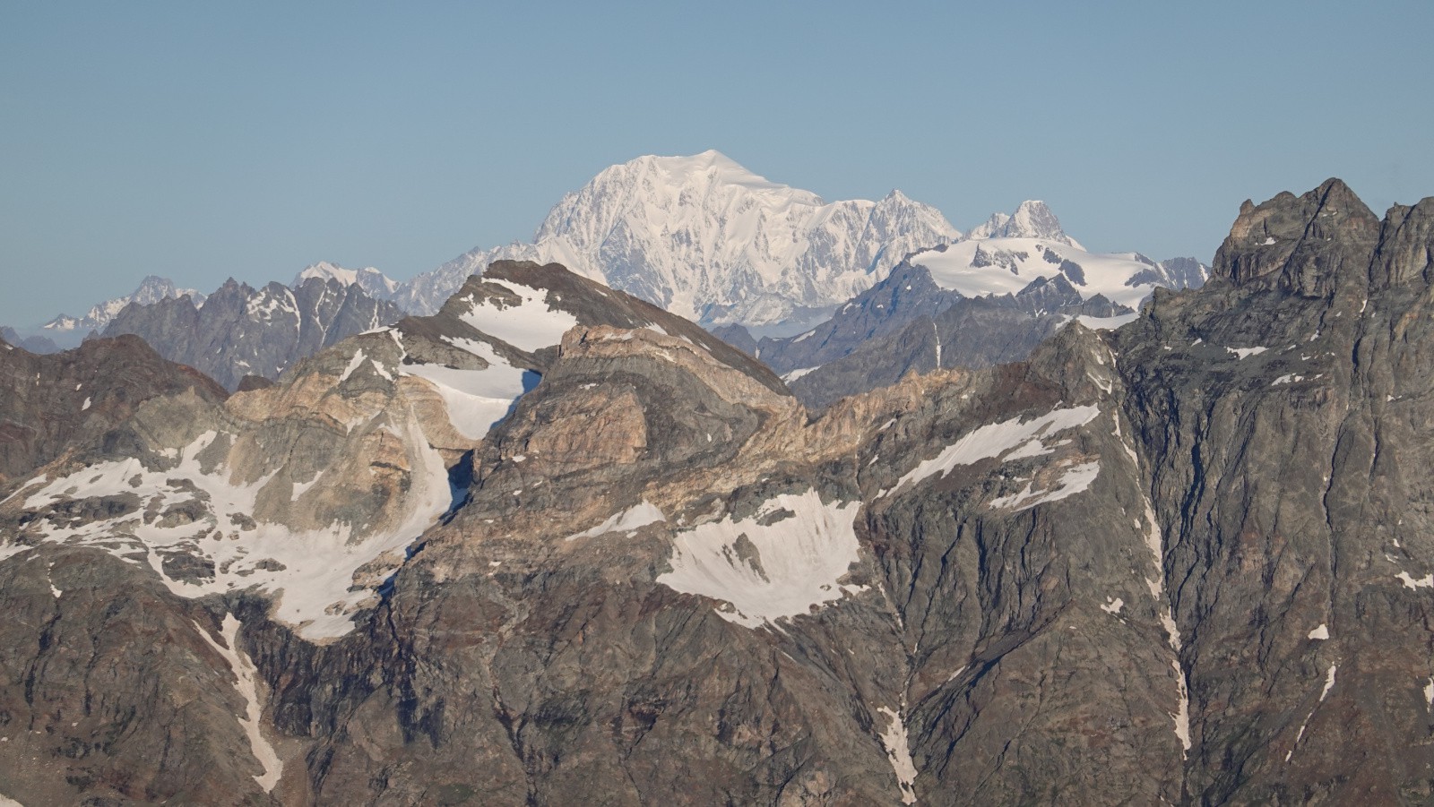 Le Mont-Blanc pris au téléobjectif en ce lundi matin
