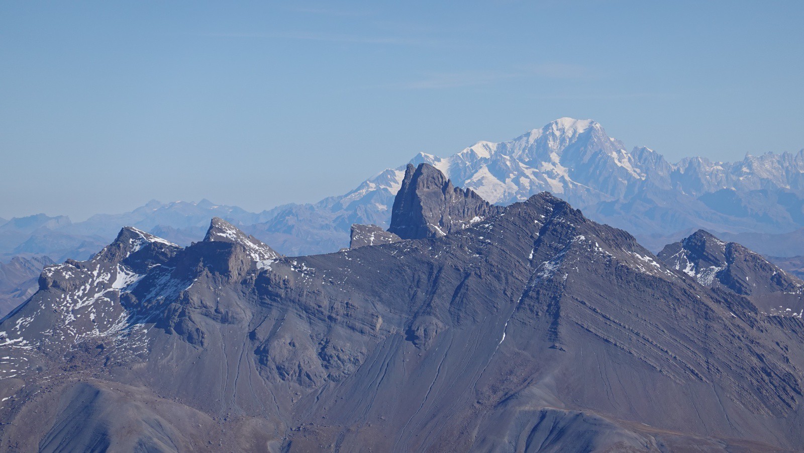 Panorama au téléobjectif sur le Mont-Blanc et les Aiguilles d'Arves