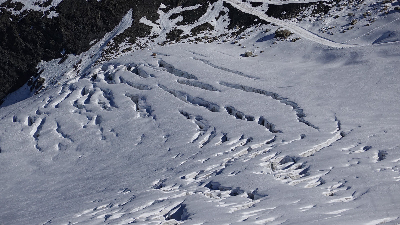 Le Glacier de la Girose bien crevassé cette année