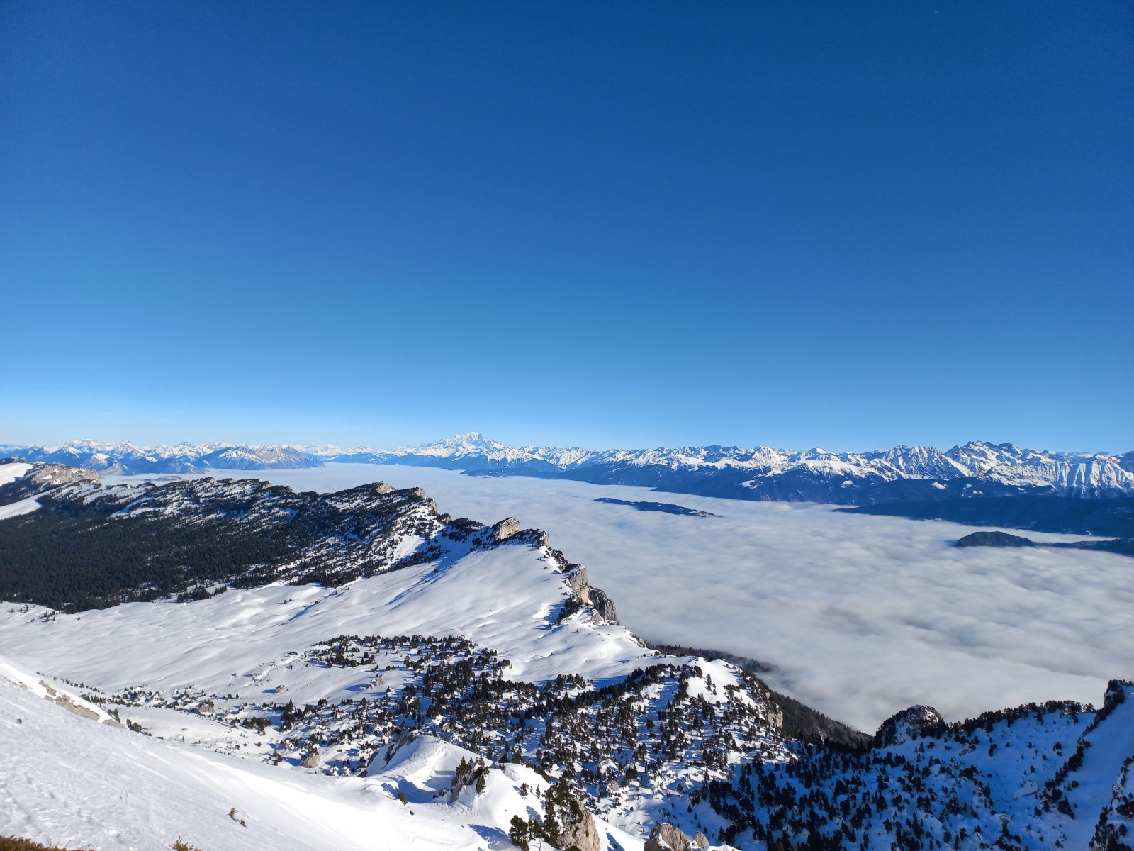 Depuis les Lances : Vallon de Marcieu avec le Mont Blanc et la mer de nuage