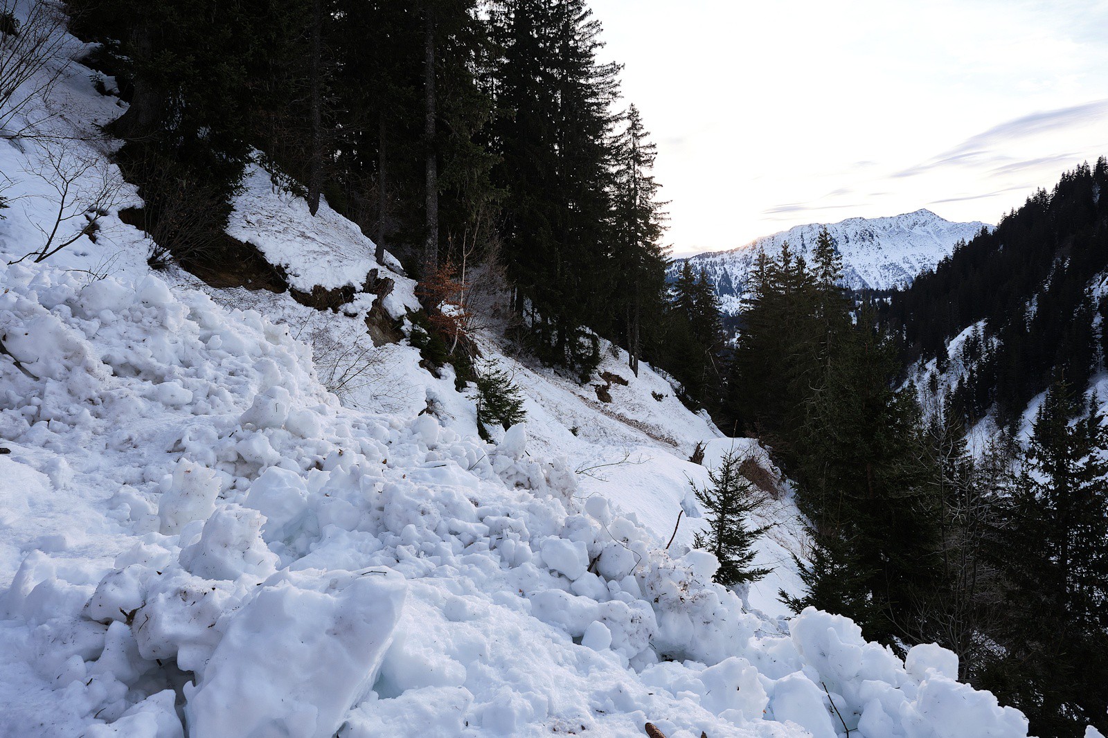 De nombreux dépôts d'avalanches encombrent la piste.