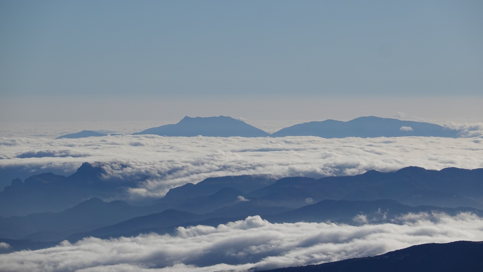 Mer de nuages sur fond de massif des Albères