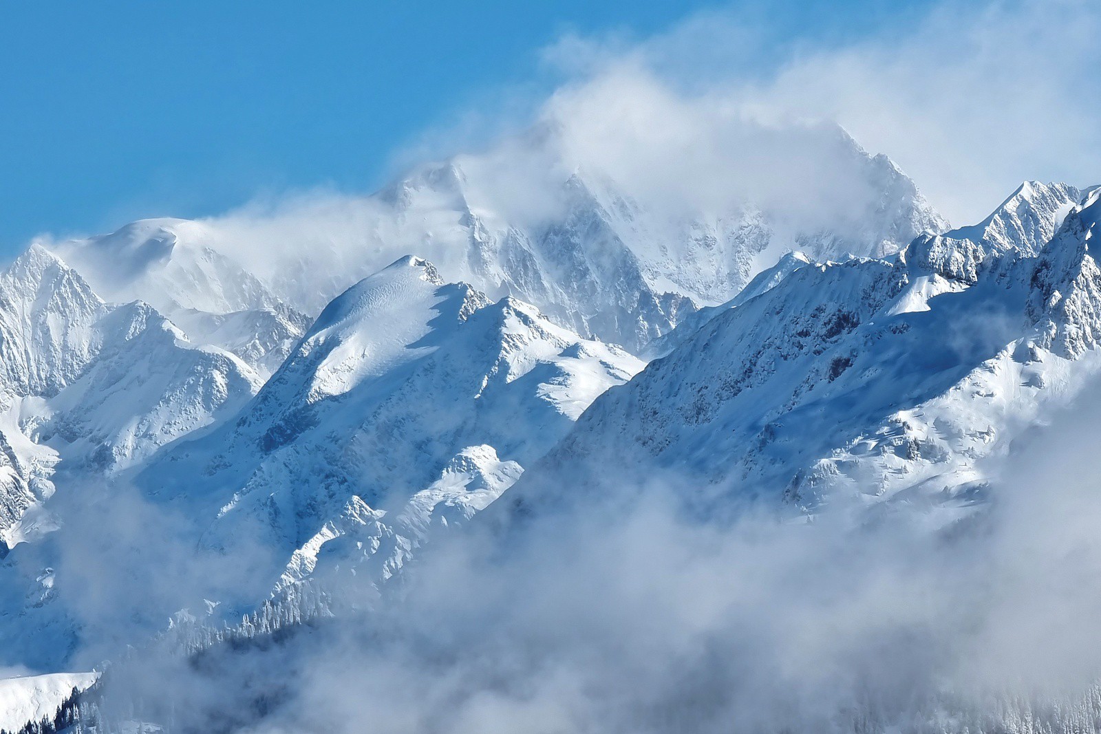 La clairière offre une magnifique vue sur le massif du Mont-Blanc.