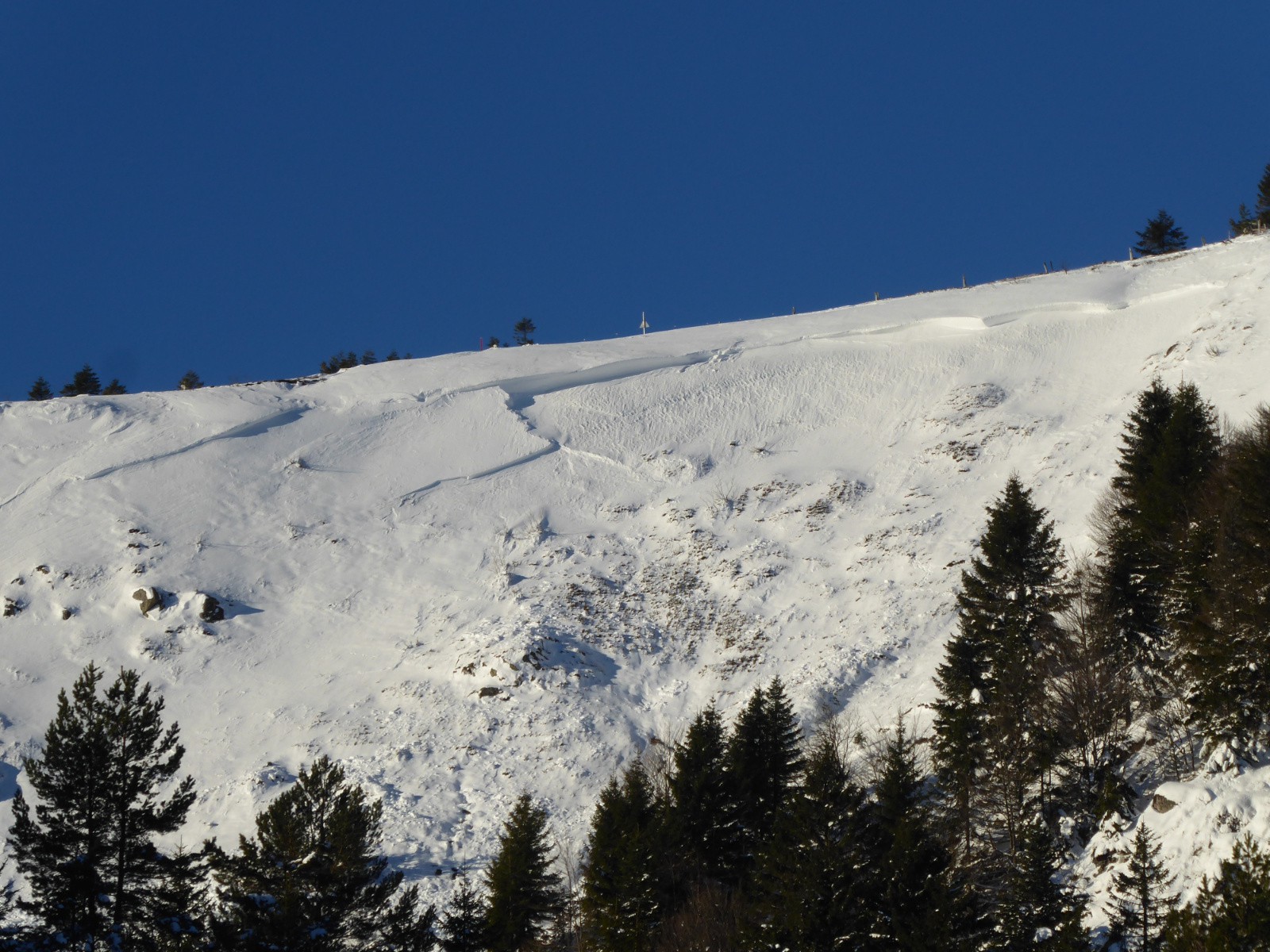 plaque dans la combe du Tanet déclenchée par 3 skieurs dimanche