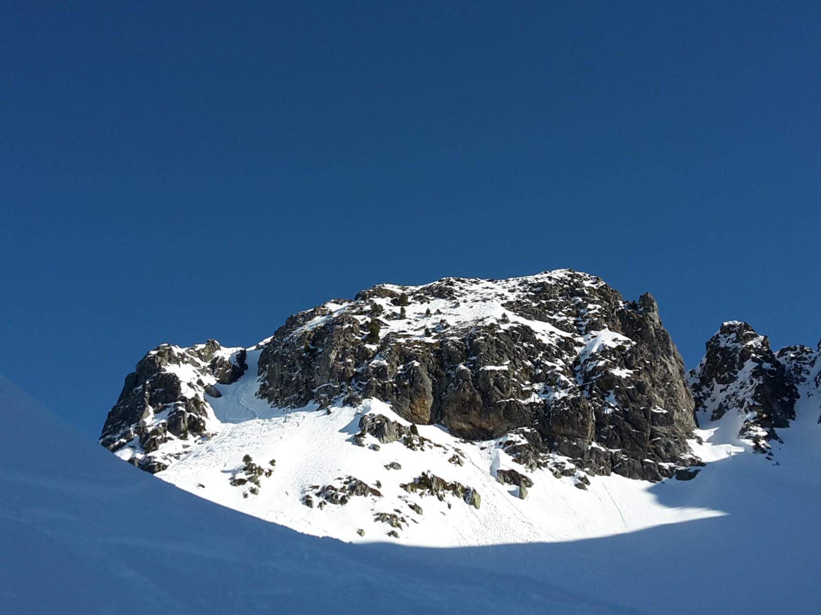 Vue globale et précise du sommet, avec son accès par la cheminée finale.