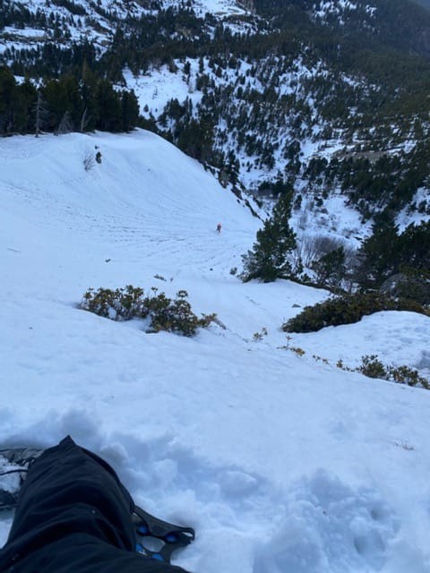 Après la chute, je redescends avec les skis sur le sac
