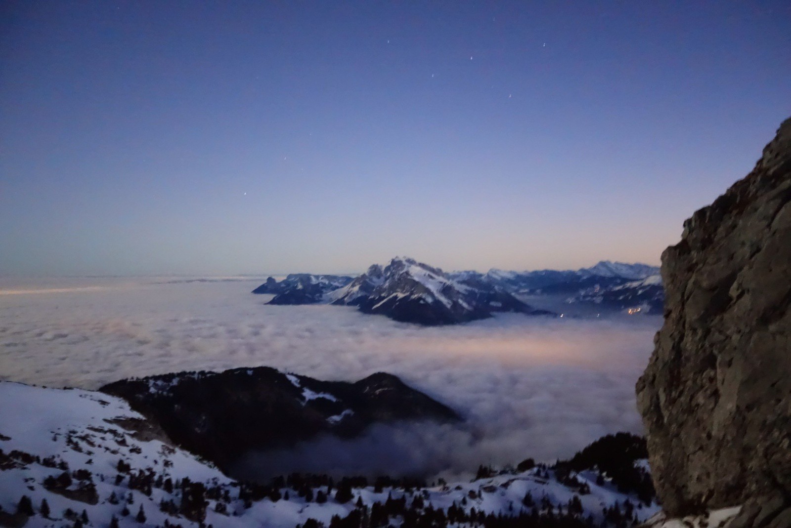 La mer de nuages a la place du lac