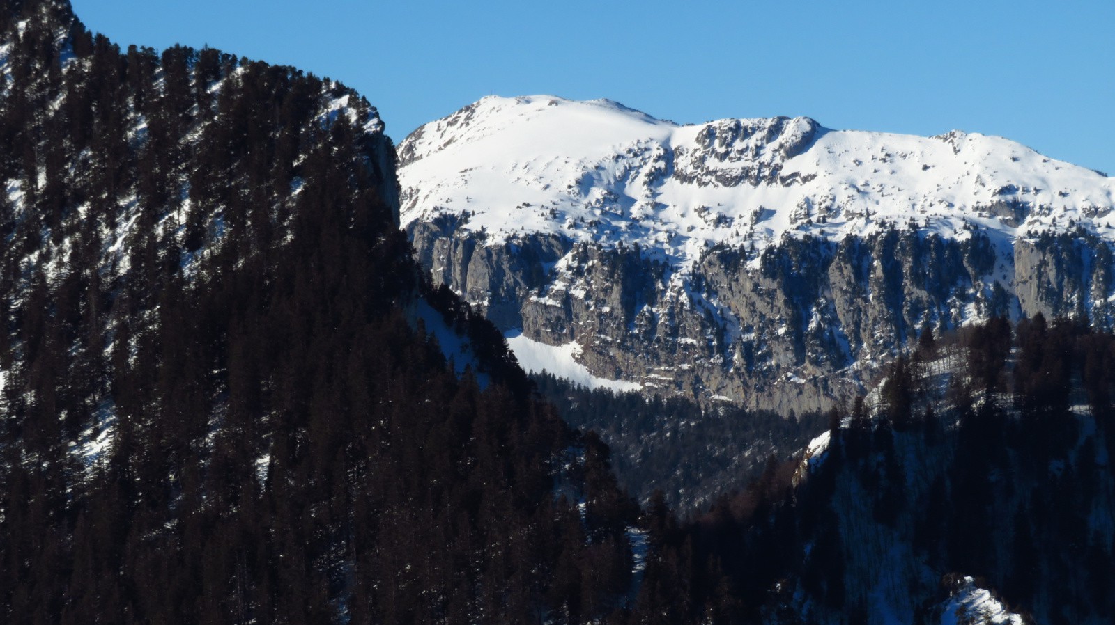 Grand Som et en bas au centre le Col de Fontanieu avec à sa D le Colleret