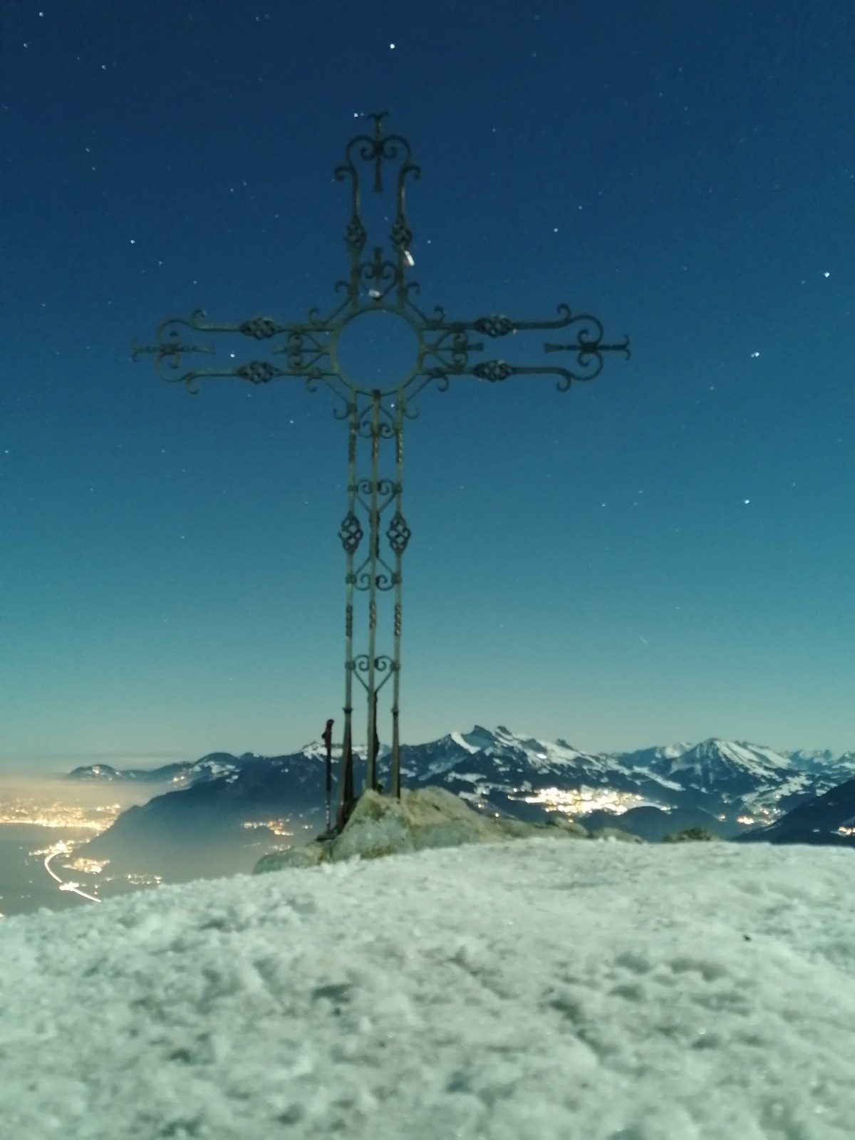 La jolie croix au sommet avec les Alpes vaudoises en arrière plan ( tour d'aï, tour de mayen...) 
