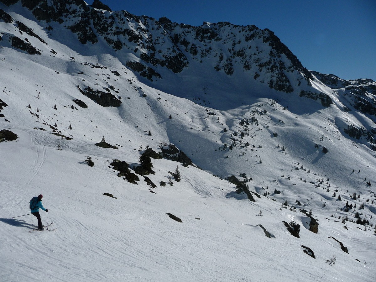 Capu glisse devant le Pas du Pin (dont la face NW a été skiée)