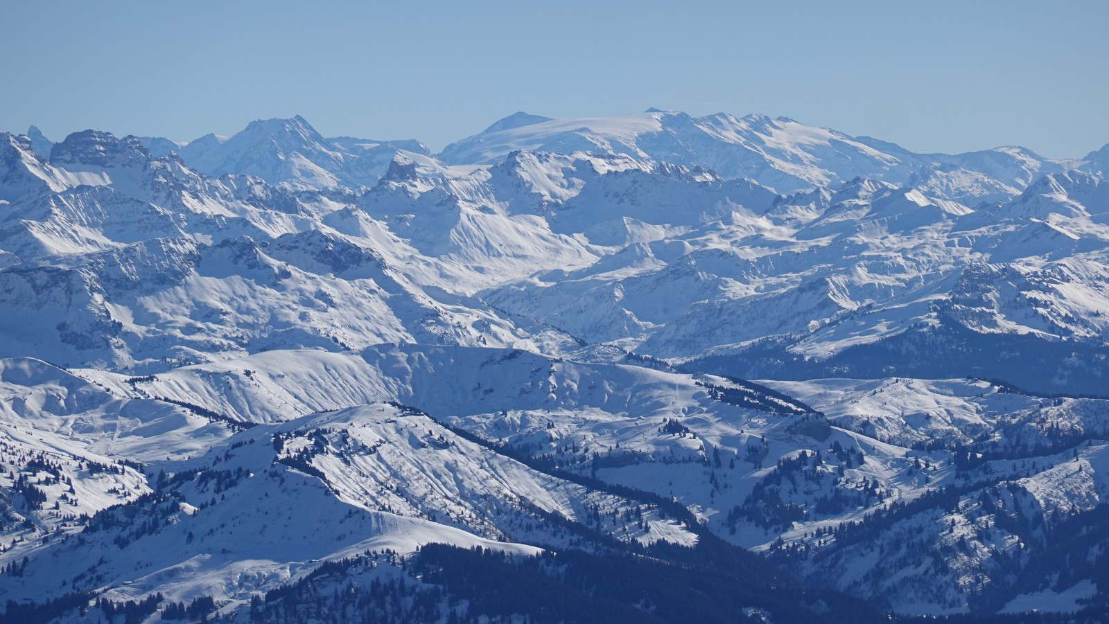 Panorama sur le massif de la Vanoise à l'horizon