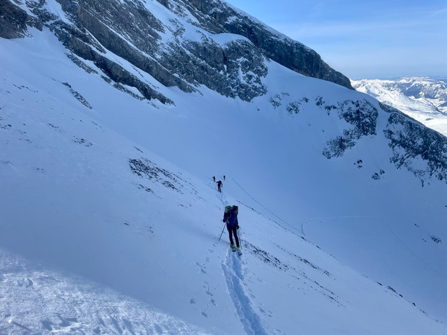 La traversée finale d'accès au col des Pointes longues, où il faut se battre à chaque pas pour tenir sur les skis.
