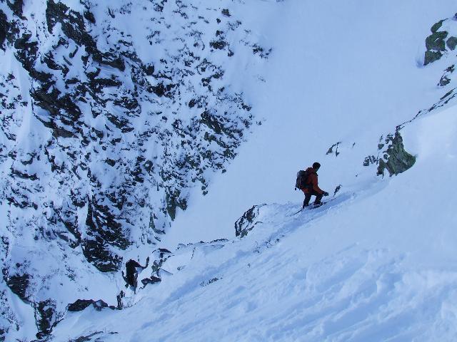 Monts Jovets : On rejoint le couloir, par cette belle echarpe de neige ou les cailloux ne sont vraiment pas loin ...m'en fou j'ai encore mes vieux skis :-))