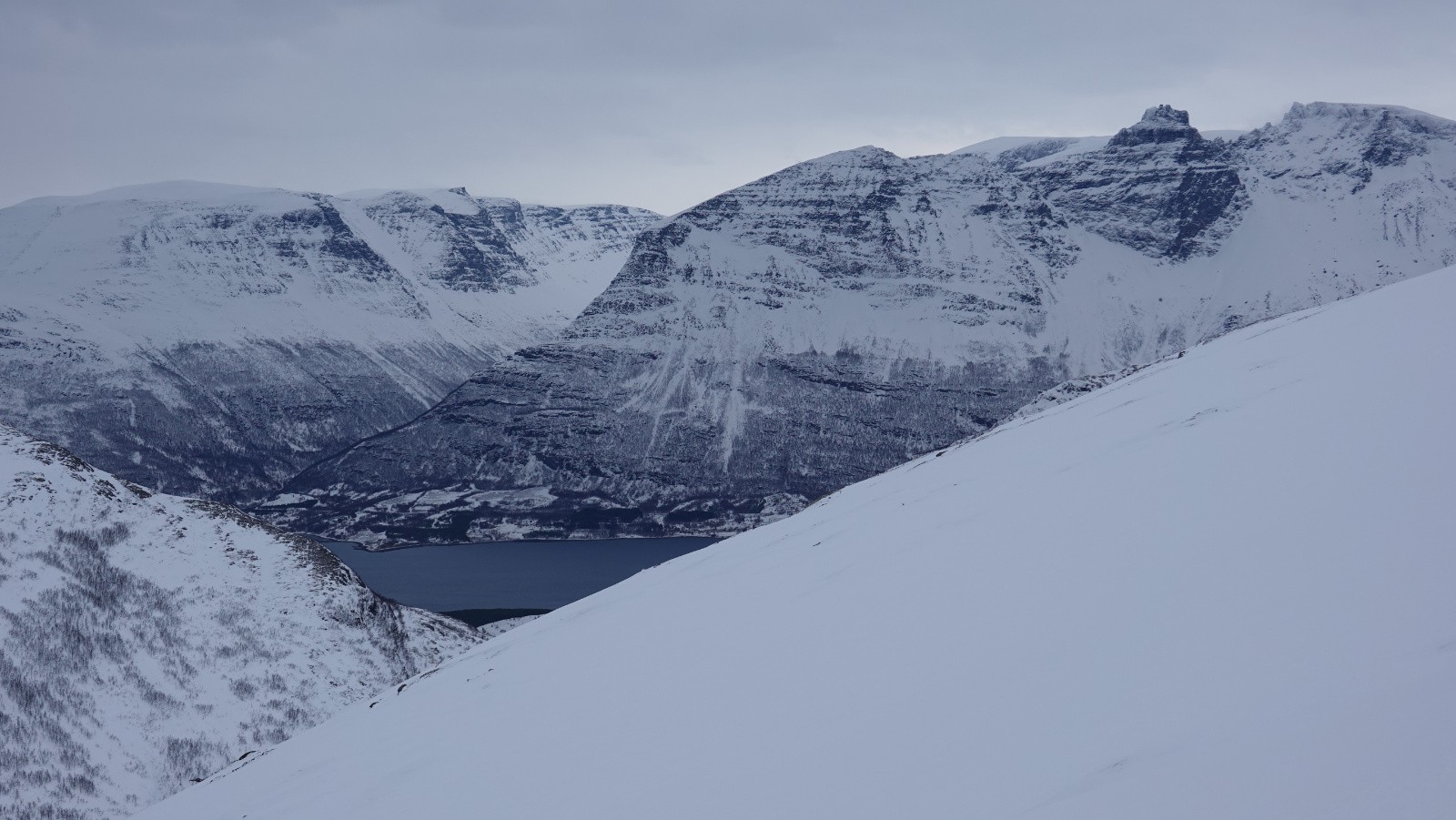 Vue sur le Storfjorden et les sommets encore visibles