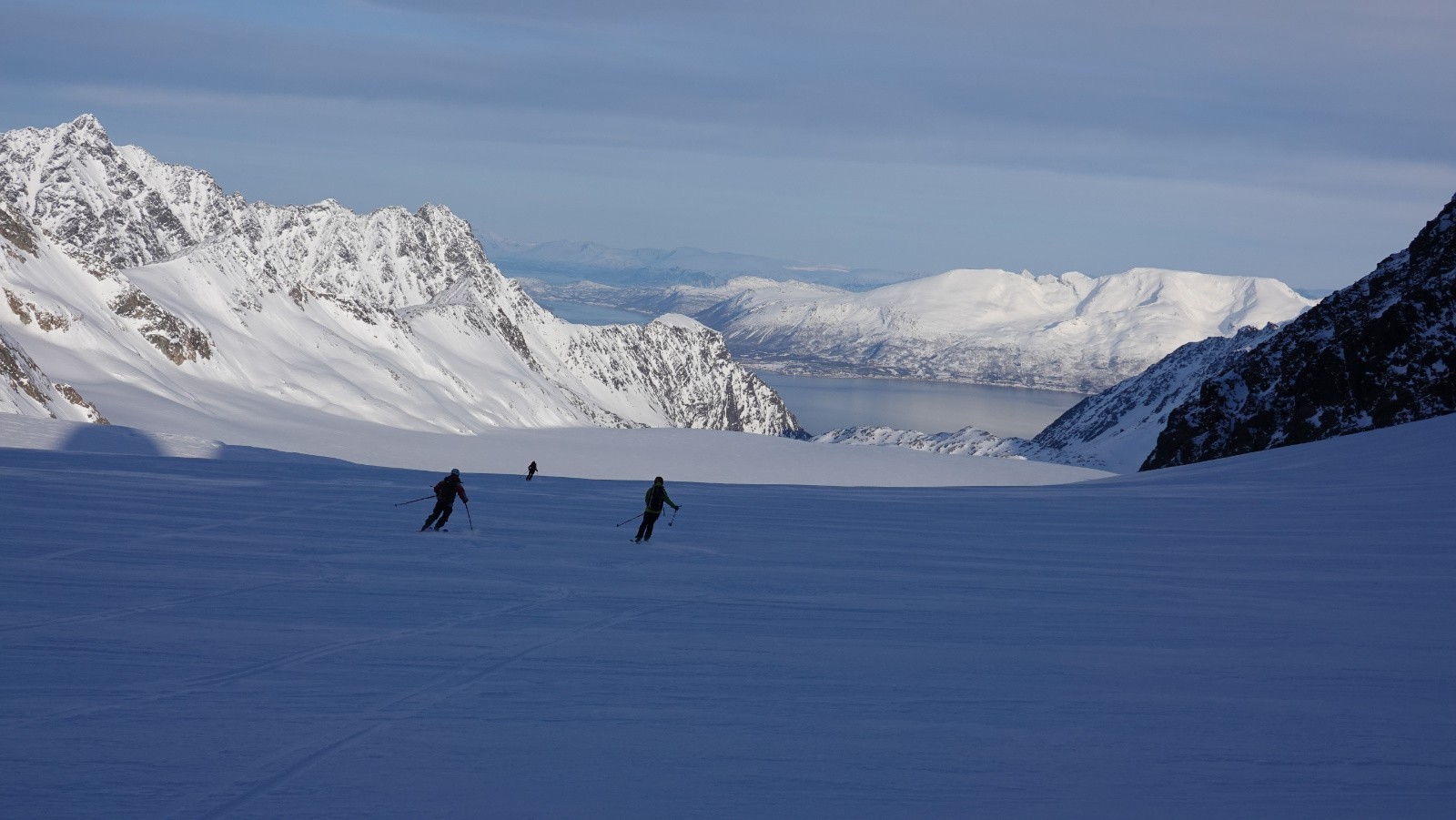 Ski sur l'immensité glaciaire avec vue fjord
