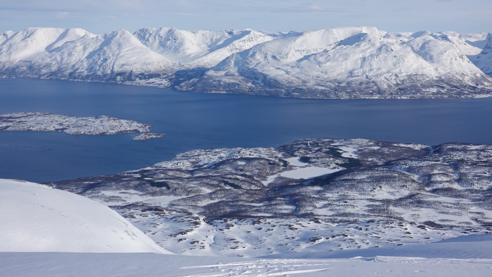 Panorama sur les sommets des Alpes de Kafjord : Rissavarri, Sorbmegaisa, Nordmannviktinden, Giilavarri 
