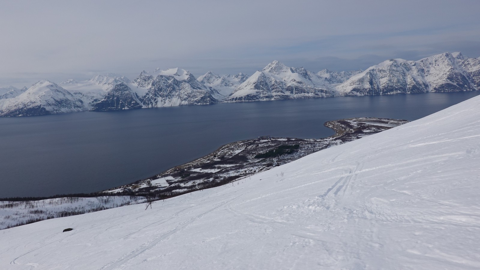 Panorama sur le fjord et les Alpes de Lyngen 