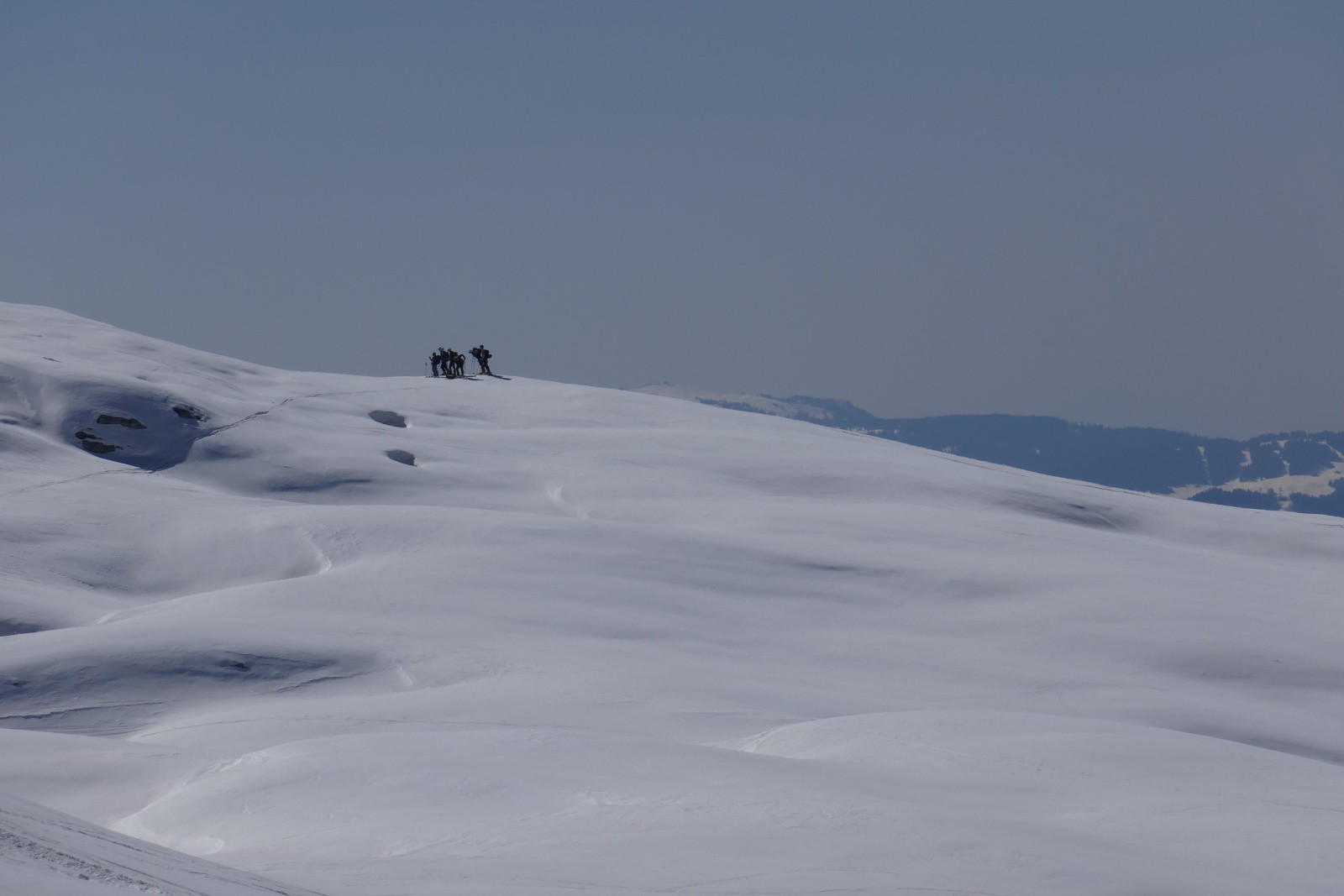 Un groupe de skieurs, au loin sur la crête surplombant Passy 
