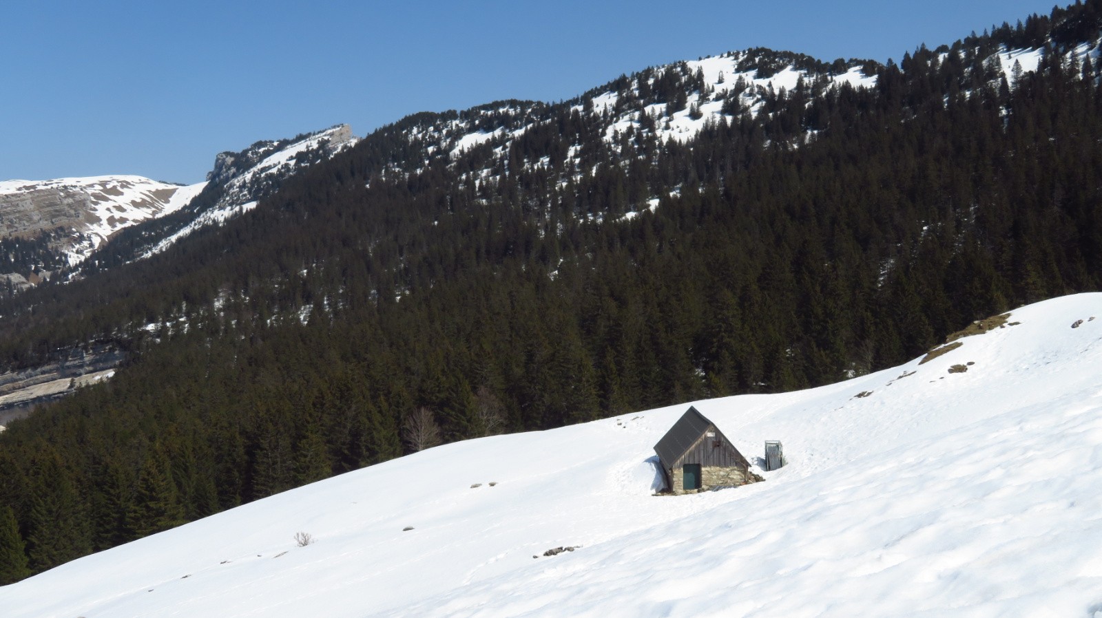 bergerie de l'Alpettaz sur fond de Fourneau encore bien enneigé, à G : la Croix de l'Alpe 