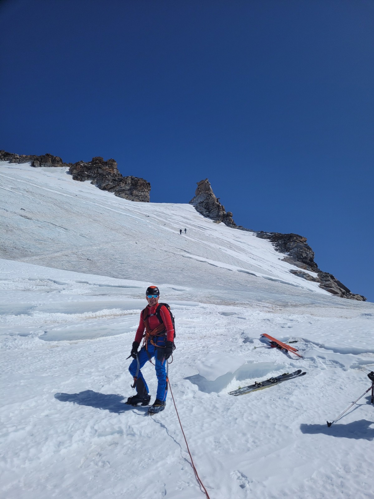 Dernière escale sous la pente sommitale, que de la glace, préférer la descente le long des rochers
