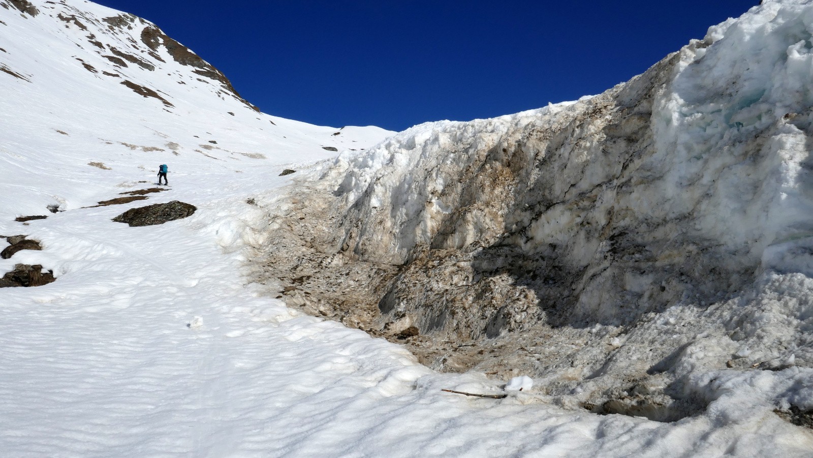 J2: Entrée du vallon sud du Cheval Noir: un bon culot d'avalanche