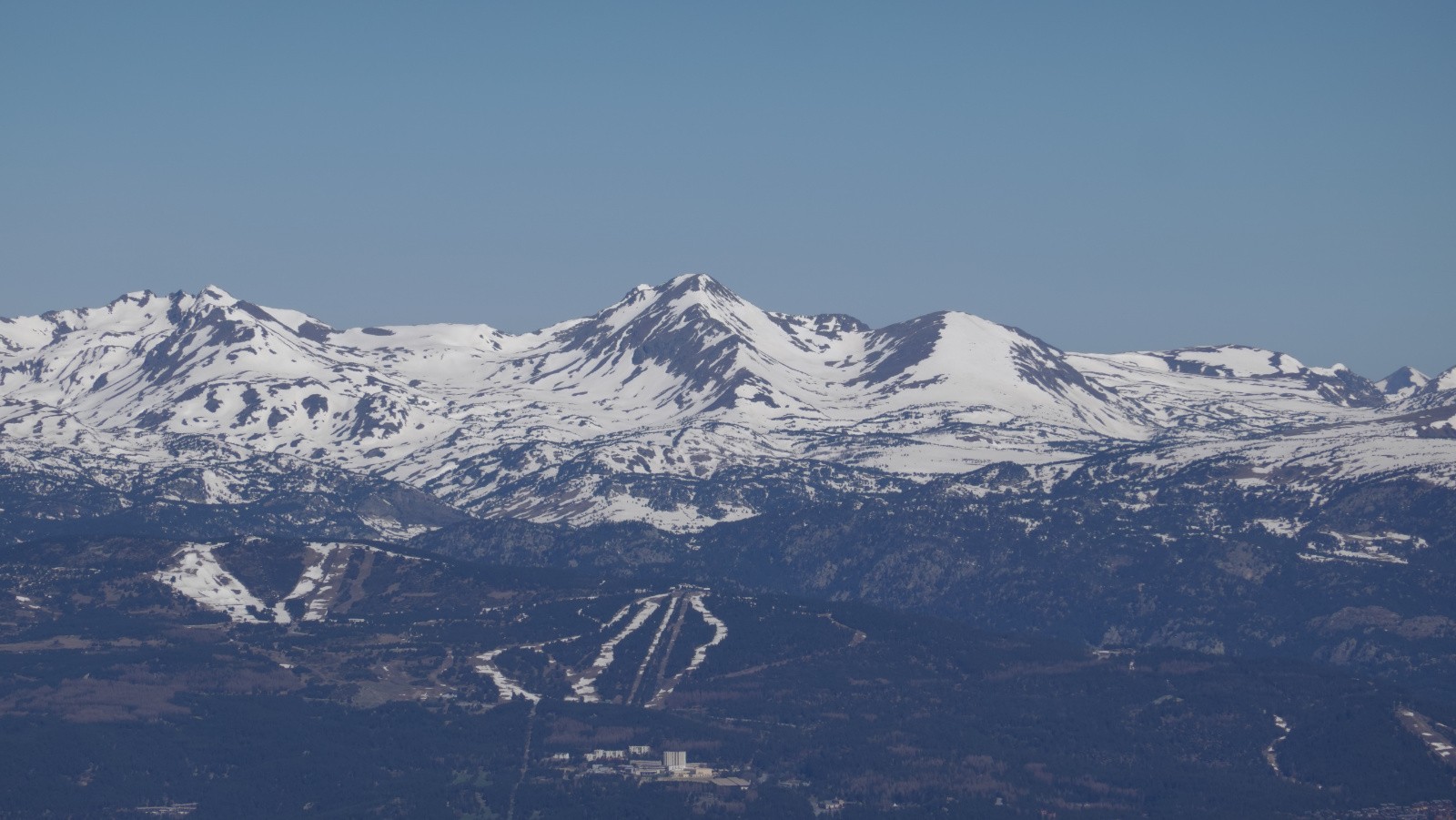 Panorama sur les deux Pics Pérics et la station de ski de Font-Romeu/Pyrénées 2000