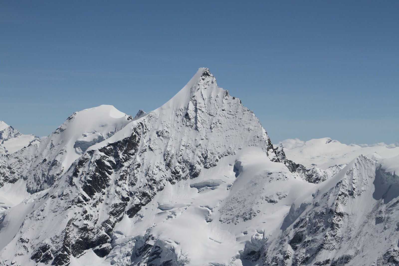 Face W de l'Ober Gabelhorn a l'air de presque passer