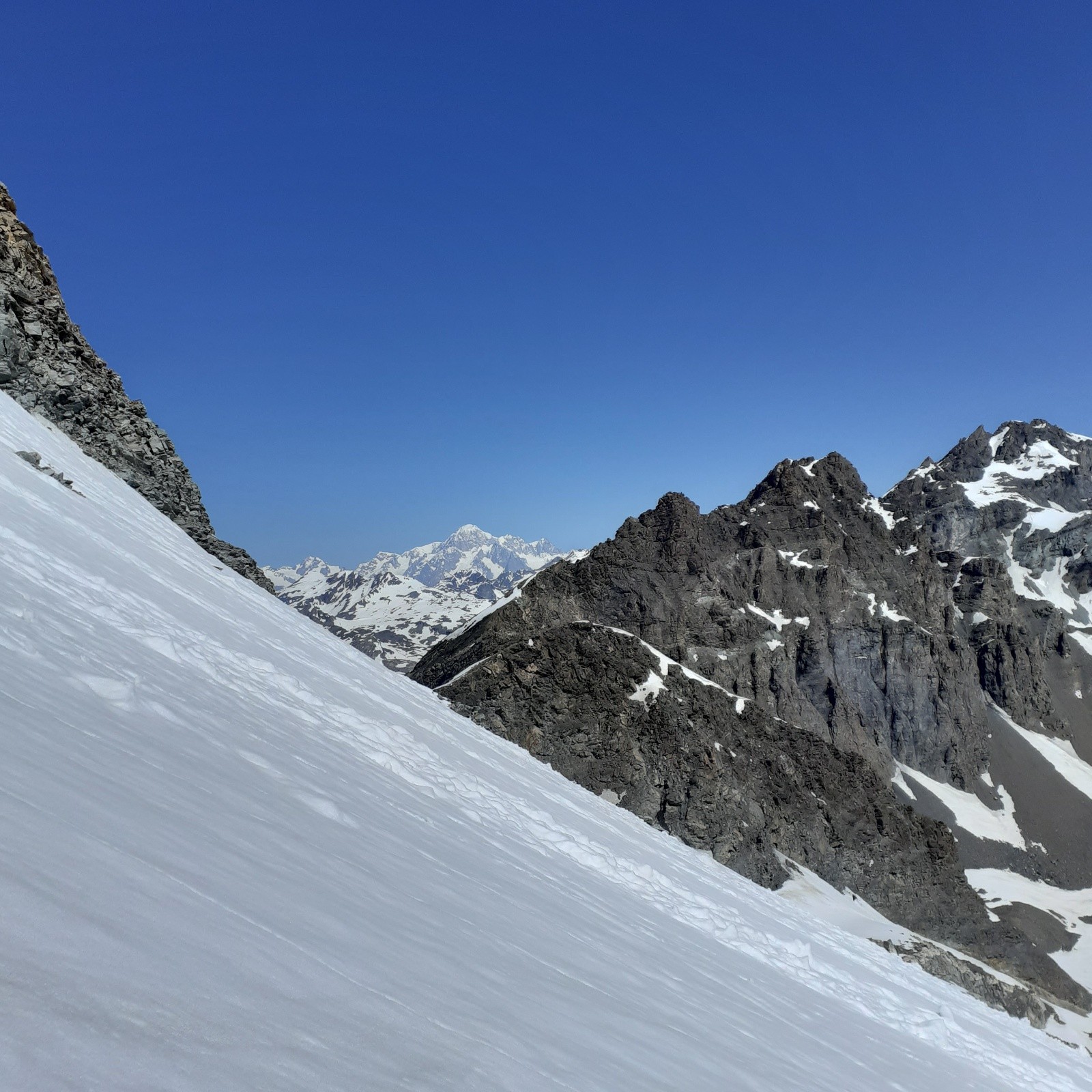 Aiguille des Glaciers et  Mont Blanc versant italien