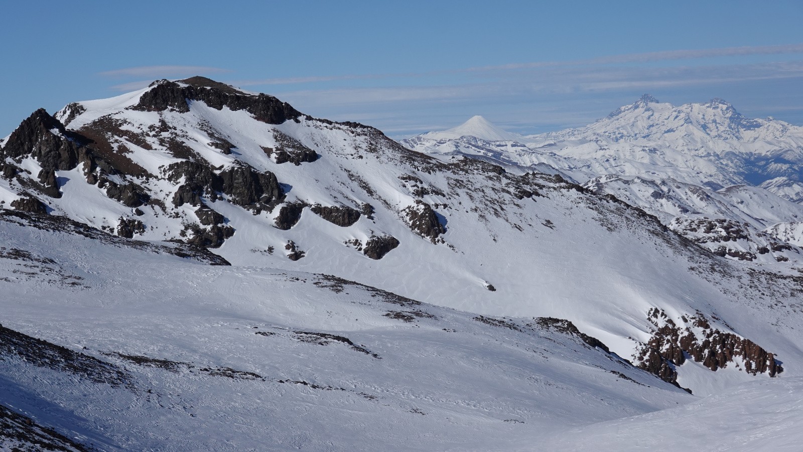 Panorama sur le Cerro Pirigallo, le volcan Antuco et la Sierra Velluda