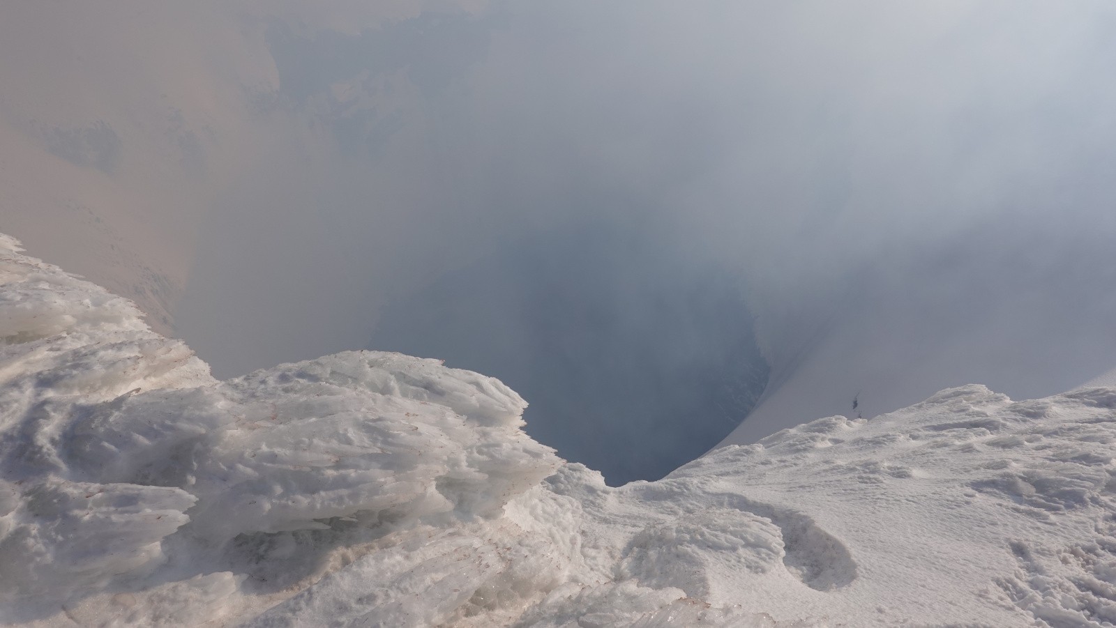 Le cratère du Villarica et son nuage toxique bien dense cette année ne permettant pas de voir le magma au fond