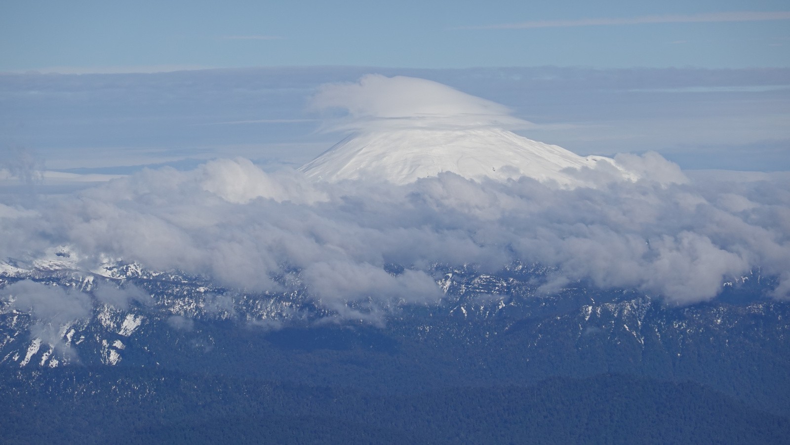Le volcan Osorno s'ennuageant
